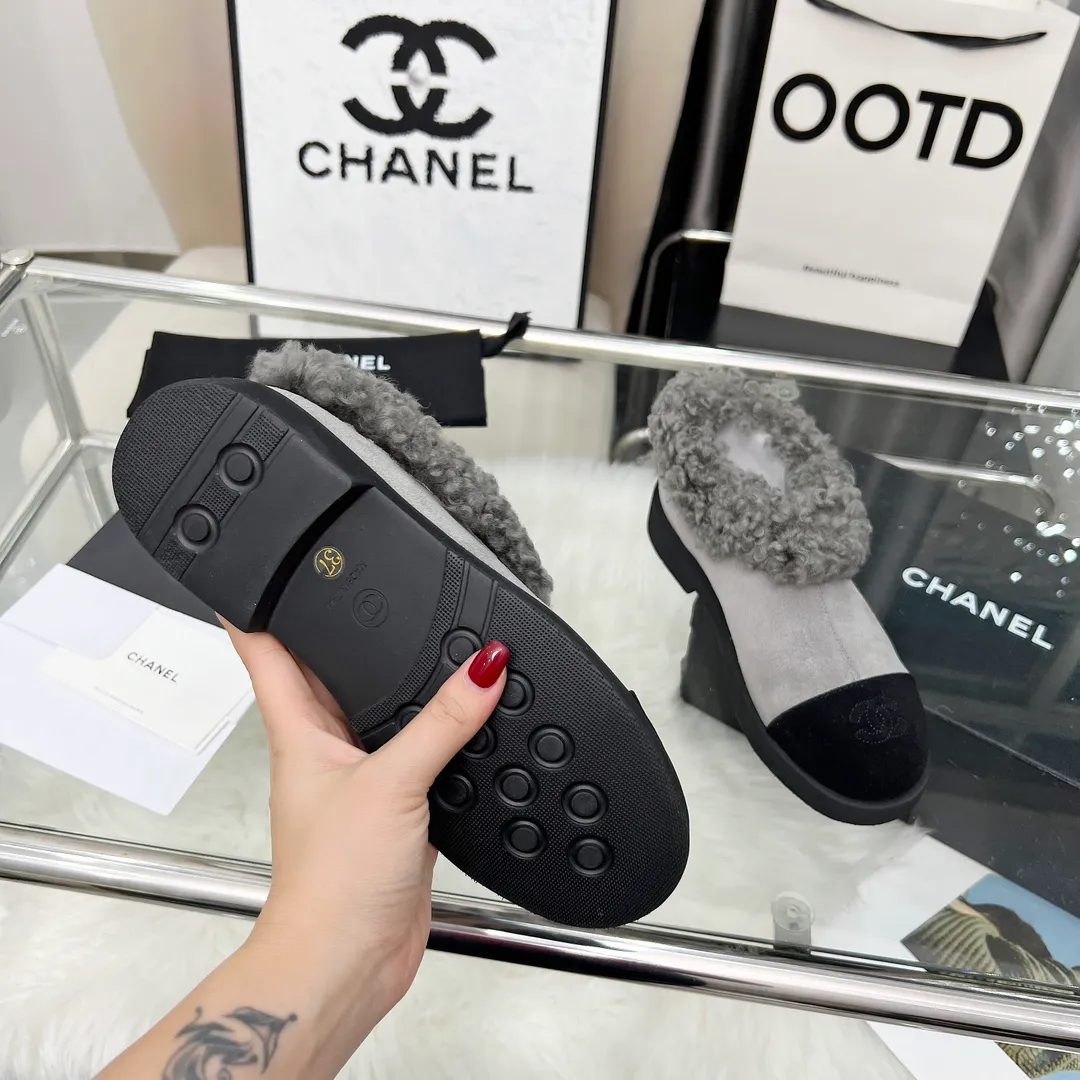 👟👟Ex-factory price 540👟👟 High version of Chanel CHANEL, 🌞🌞🌞Xiaoxiang’s latest 2025 autumn and winter short boots, a must-have item for this autumn and winter season! ! Ms. Chanel loves simple yet irresistible combinations to show her unique style. Mix and match freely to shine⚡Follow Grandma’s fashion steps! ! ! The top-notch craftsmanship and texture are perfectly presented. No matter any details, you can compare them with the counters. The best quality products can be entered and exited from the counters at will! ! ❶Material: imported cowhide/cow suede/wool ❷Lining: sheepskin lining ❸Feet: sheepskin ❹Outsole: original molded sole ❺Heel height: 3cm ❻Number of yards: 35-40 (40 and 41 are customized and non-refundable)